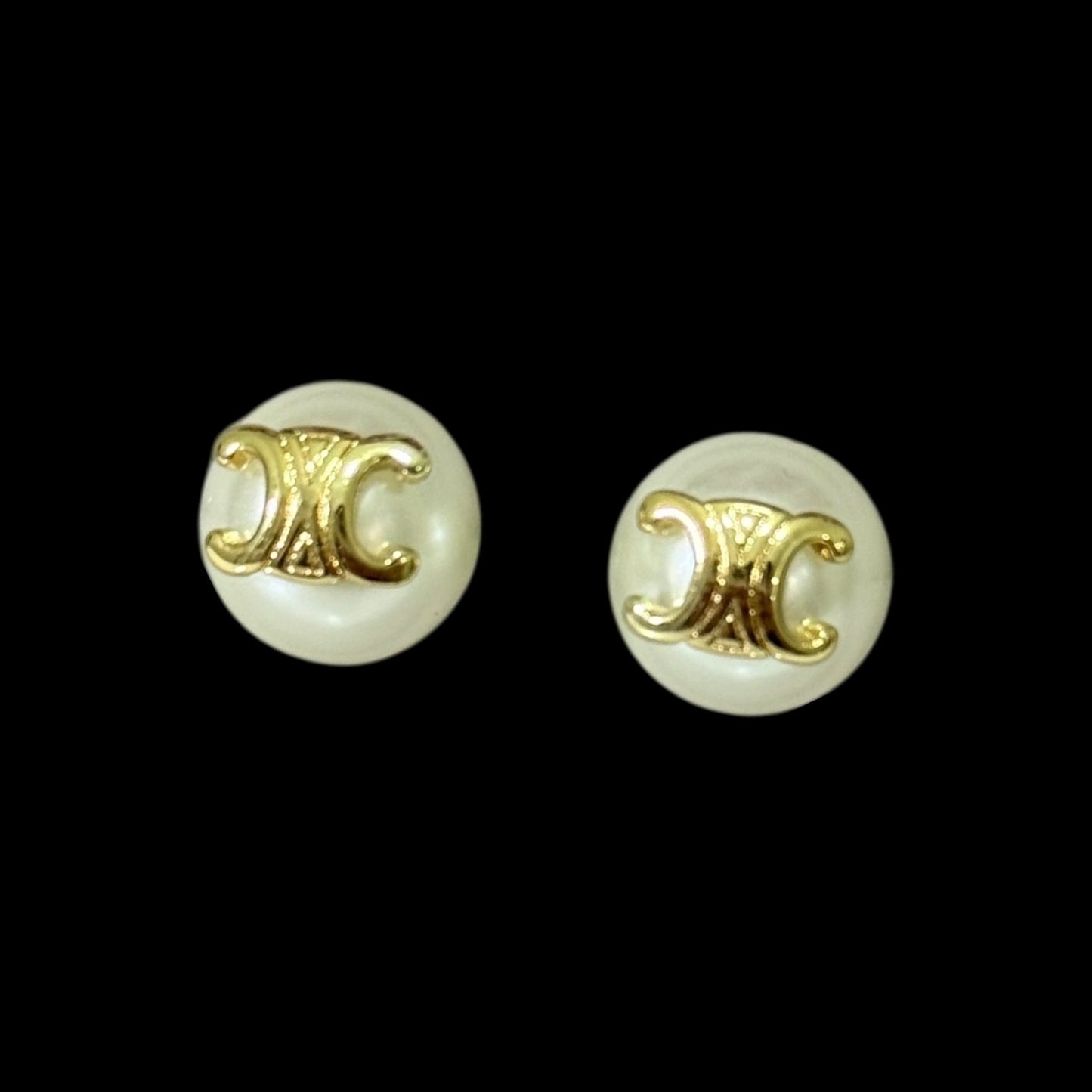 Aretes Celine perla logo dorado