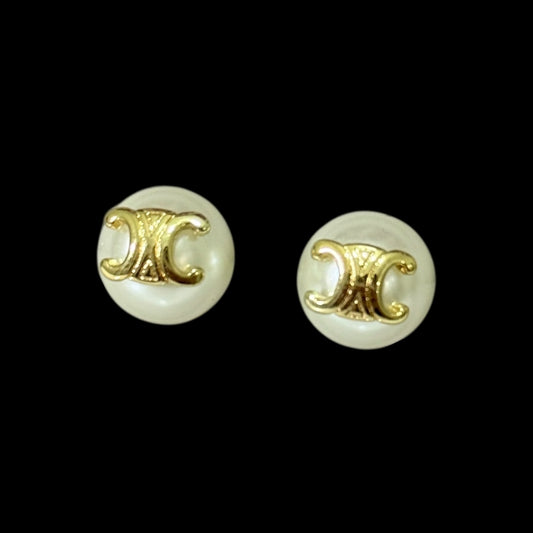 Aretes Celine perla logo dorado